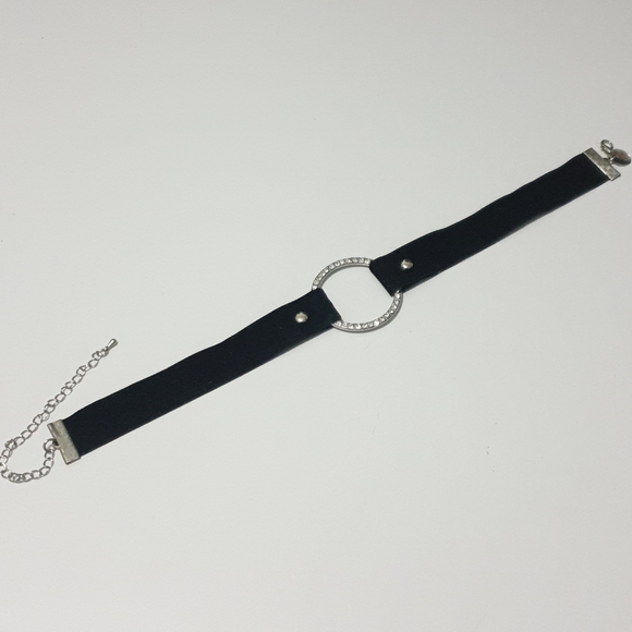 Black velvet and silver crystal o ring choker - Picture 7 of 9